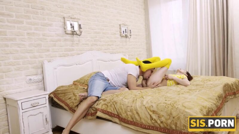 SIS.PORN. Tricky guy has a nice twosome with the pretty naive stepsister