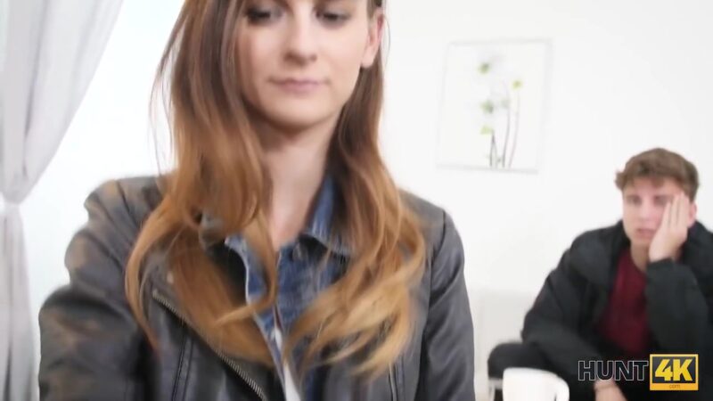 I Problemi Finanziari Sono Risolti Grazie A Una Ragazza Intelligente E Sexy
