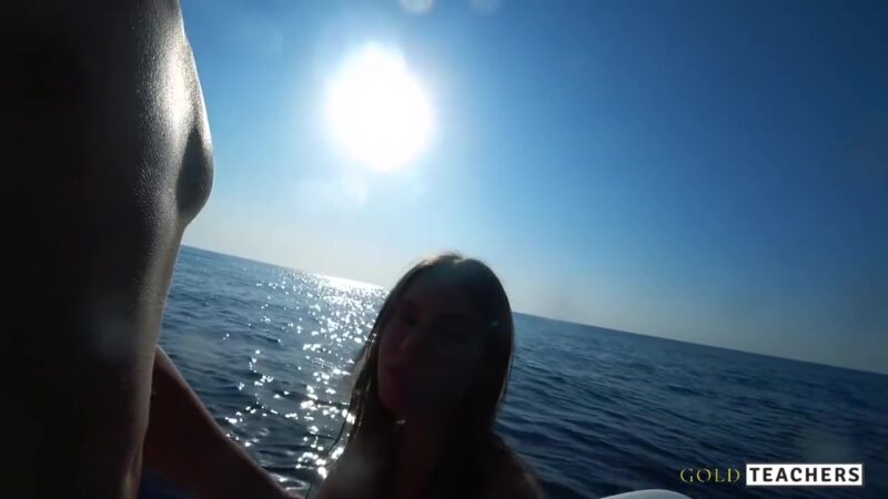 Lustful student 18+ Seduced A Surf Instructor And Gave Him Her Virginity Right In The Sea