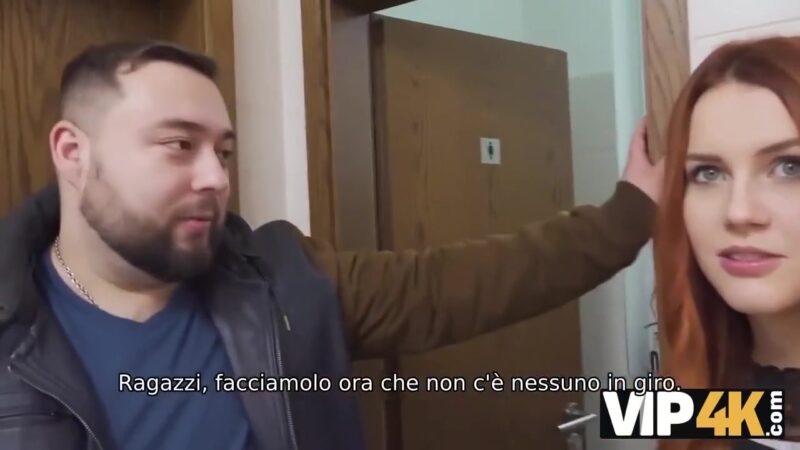 Un Uomo Incontra Il Dolce Zenzero Al Centro Commerciale E La Scopa Per Soldi