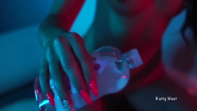 Lesbians Lick Pussies And Massage With Oil